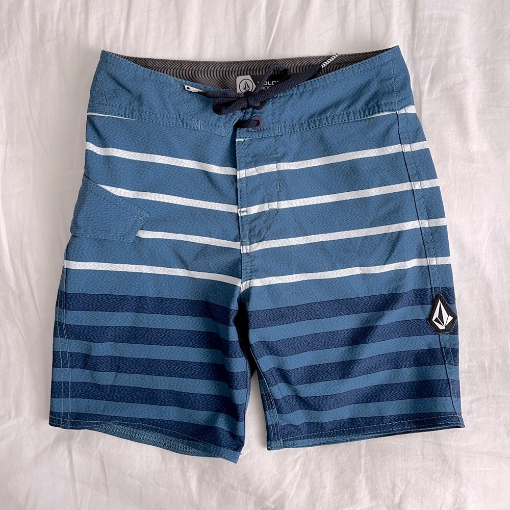Volcom boys boardshorts, size 22 (8)